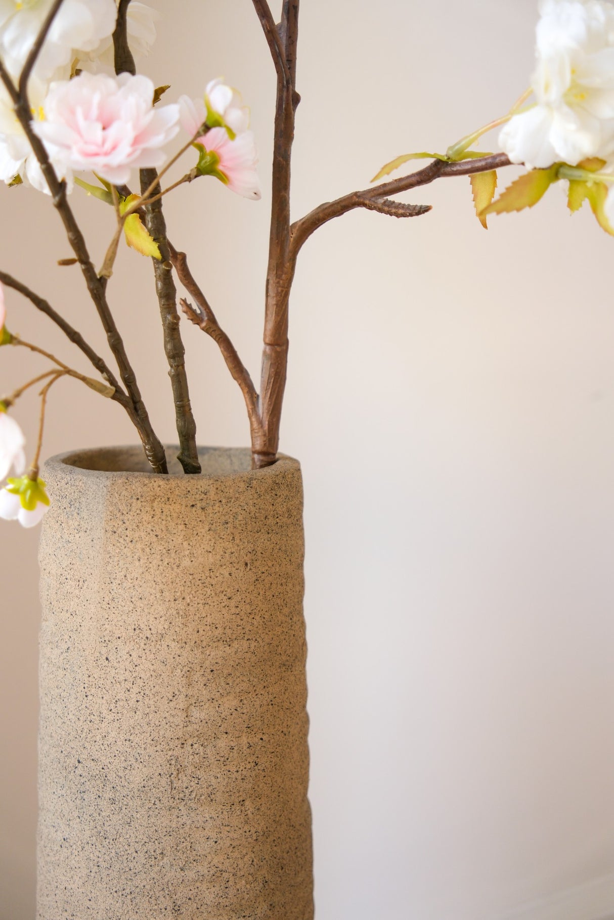 Geribbelde hoge vaas Latte 50x14 cm van handgemaakt aardewerk uit de STILL Collection