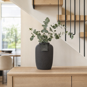 sfeerafbeelding flesvaas 22x15cm onder trap in huiskamer