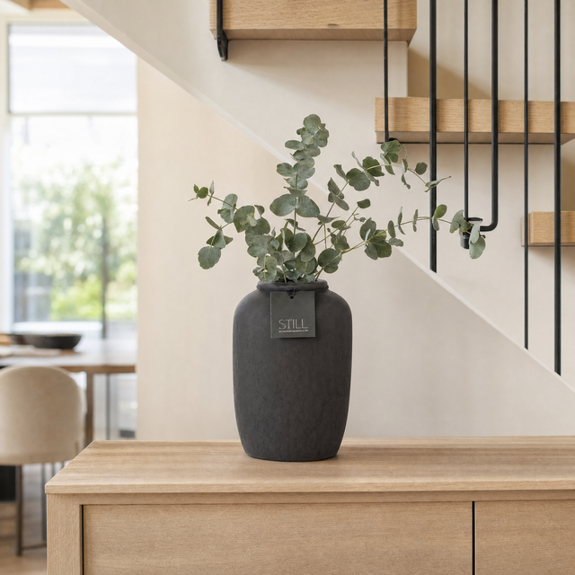 sfeerafbeelding flesvaas 22x15cm onder trap in huiskamer