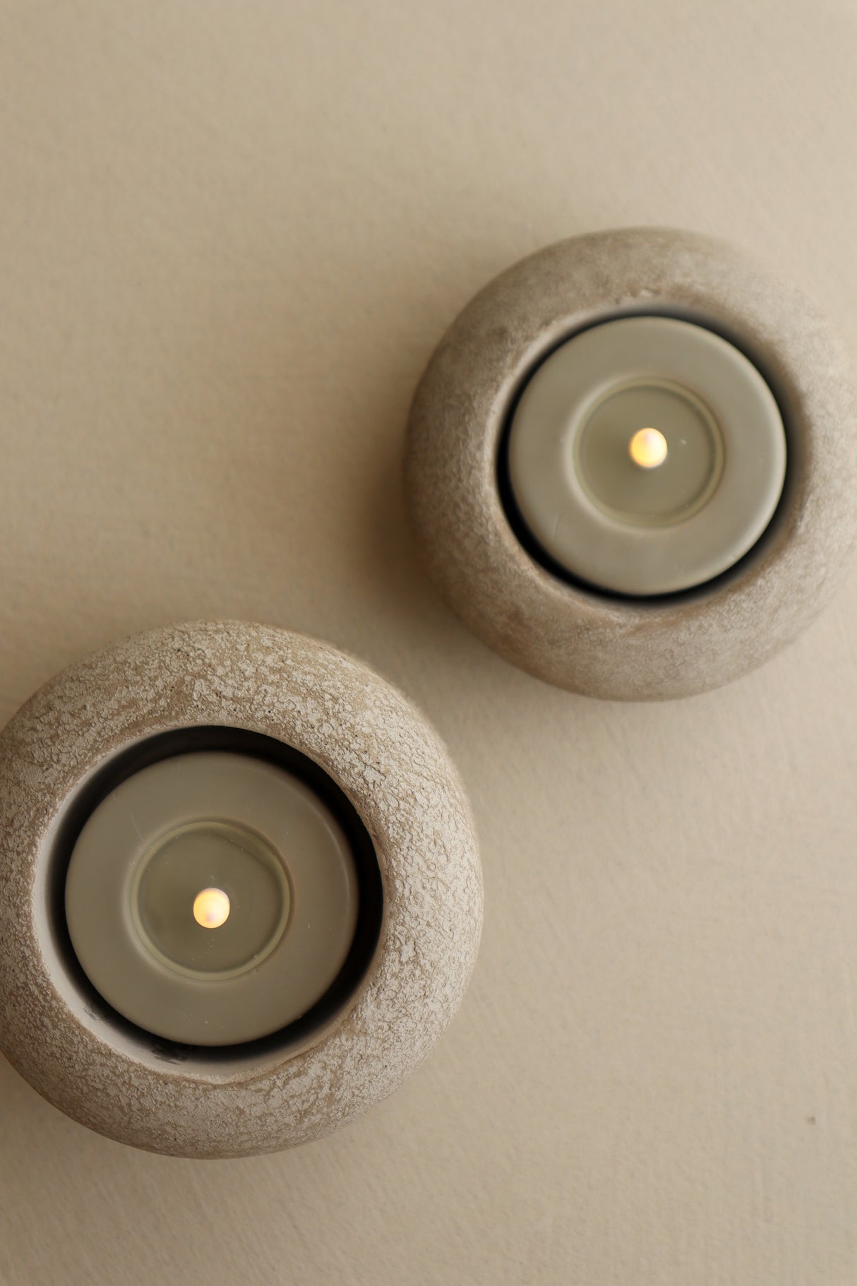 Waxinelichthouder light met brandend waxinelicht in Japandi interieur