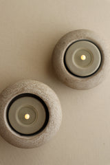 Waxinelichthouder light met brandend waxinelicht in Japandi interieur