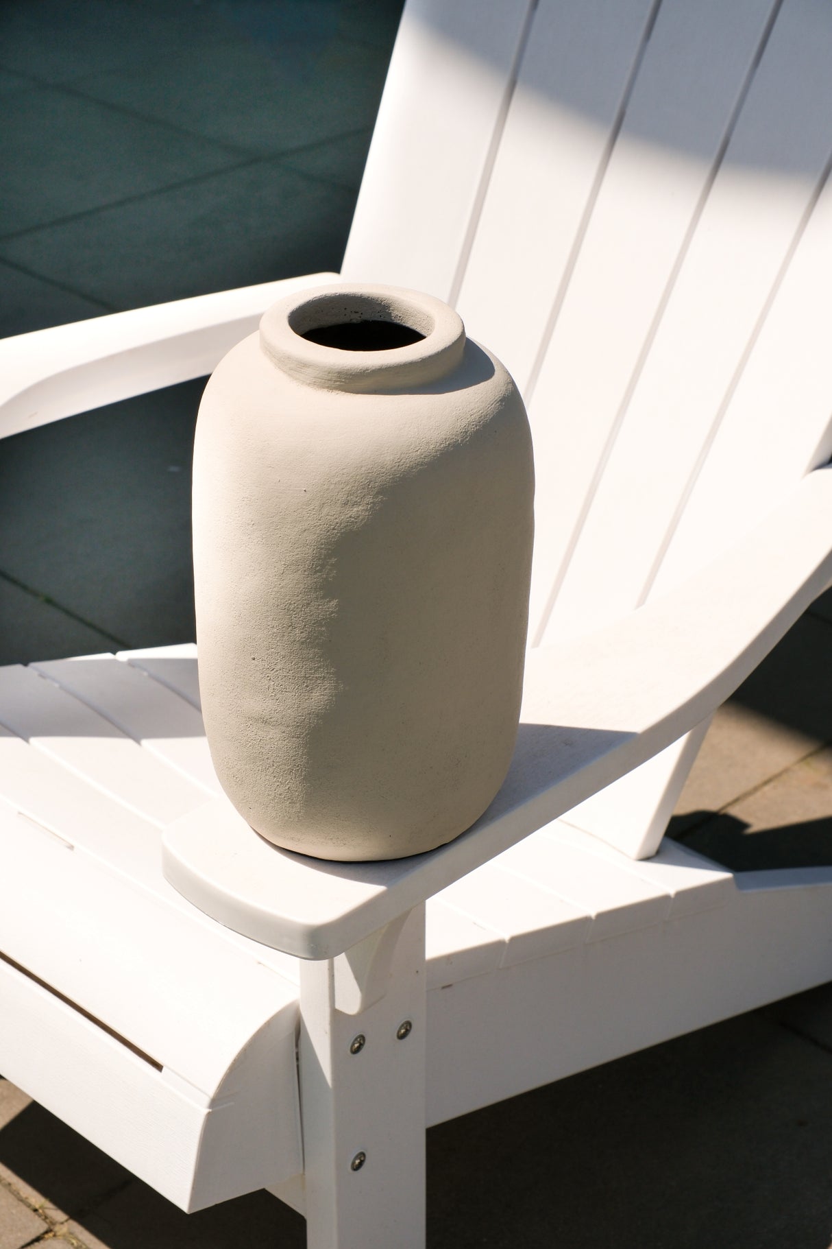Beige flesvaas voor Japandi interieur op tafel