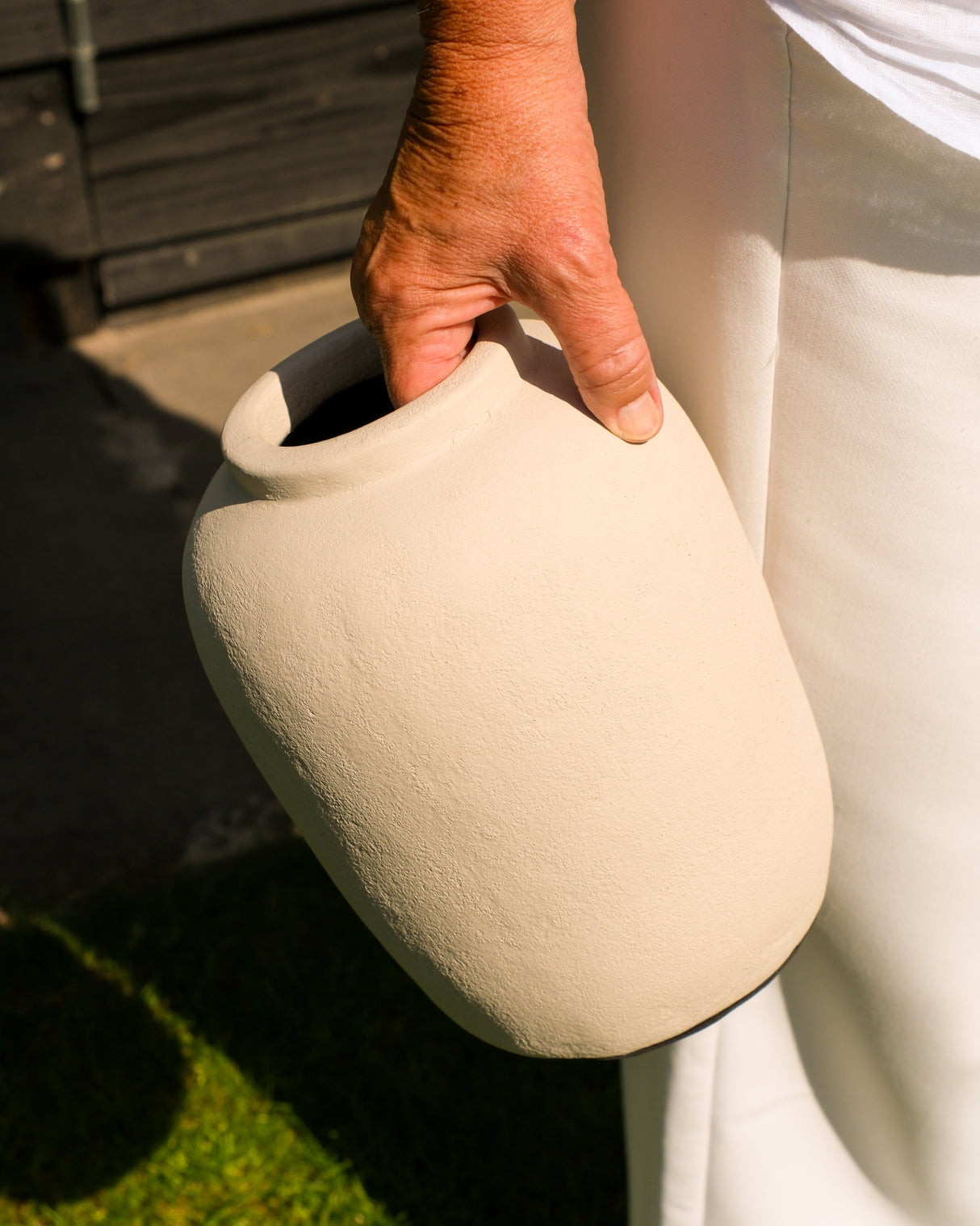 Handgemaakte beige flesvaas van aardewerk 30x18 cm
