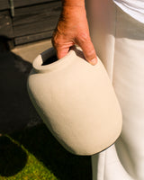 Handgemaakte beige flesvaas van aardewerk 30x18 cm
