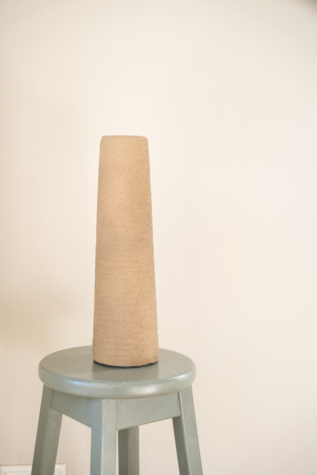 Geribbelde hoge vaas Latte 40x12 cm als stijlvolle woondecoratie in een Japandi interieur