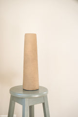 Geribbelde hoge vaas Latte 40x12 cm als stijlvolle woondecoratie in een Japandi interieur