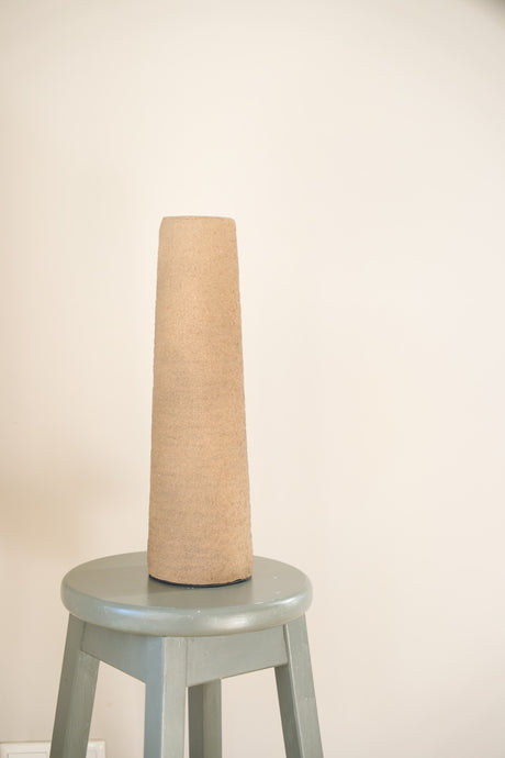 Geribbelde hoge vaas Latte 40x12 cm als stijlvolle woondecoratie in een Japandi interieur