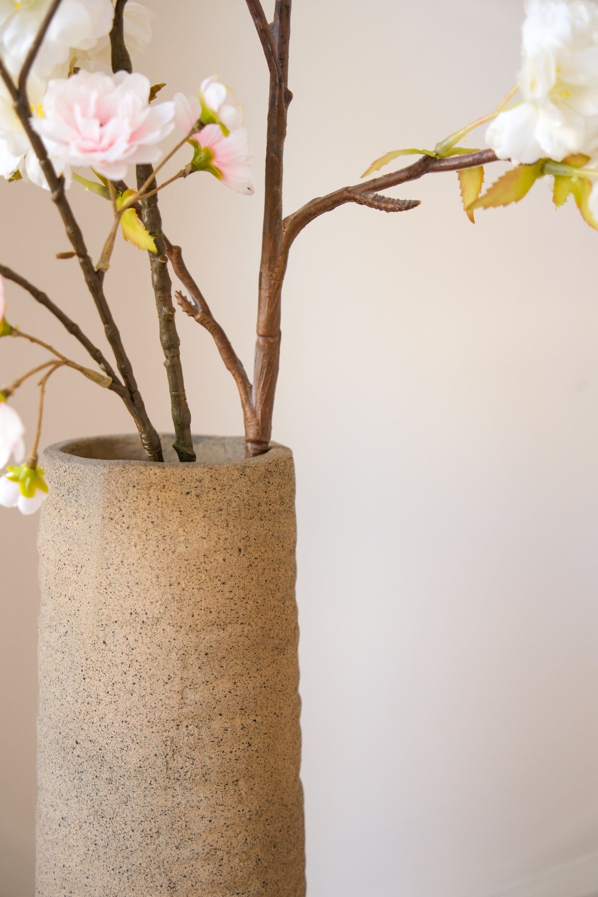 Geribbelde hoge vaas Latte 50x14 cm van handgemaakt aardewerk uit de STILL Collection