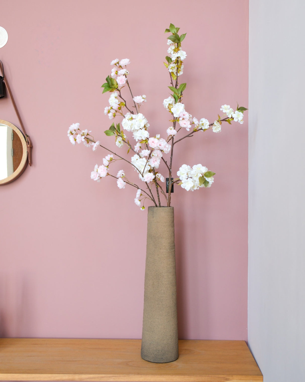 Geribbelde hoge vaas Latte van aardewerk met bloesemtakken uit de STILL Collection