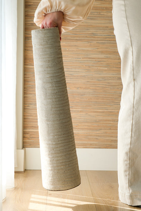 Geribbelde hoge vaas Light 50x14 cm van aardewerk in een Japandi interieur