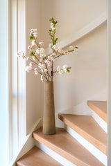 Geribbelde hoge vazenset Latte met decoratieve takken in een Japandi interieur