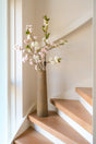 Geribbelde hoge vazenset Latte met decoratieve takken in een Japandi interieur