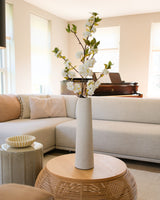 Geribbelde hoge vaas beige 50x14 cm van aardewerk uit de STILL Collection op een salontafel in een modern interieur