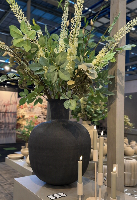 Grote zwarte design vaas van 60 cm met bloemen in modern interieur