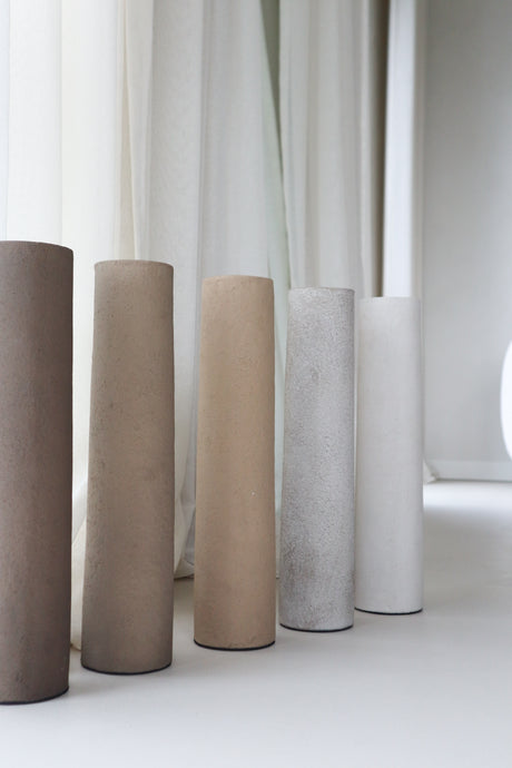Hoge gladde vaas Light 40x12 cm gecombineerd met andere aardewerk vazen uit de STILL Collection