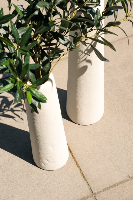Hoge gladde vaas Light 40x12 cm gecombineerd met andere aardewerk vazen uit de STILL Collection