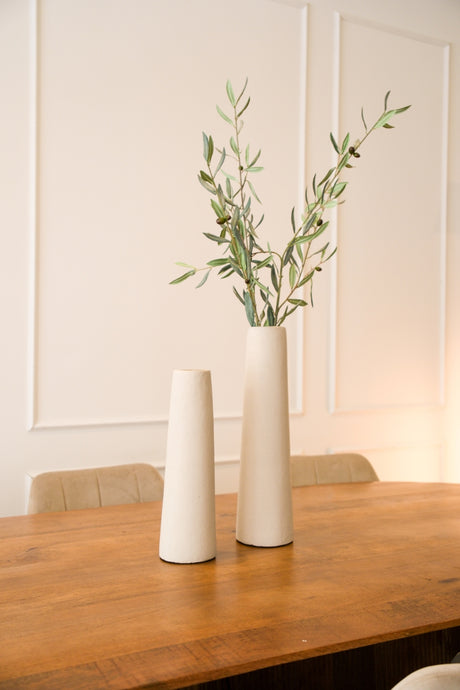 Set van 2 hoge beige vazen met gladde afwerking van 50 cm en 40 cm hoog op een houten tafel in Japandi interieurstijl