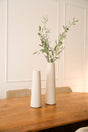 Hoge beige vaas van aardewerk 50x14 cm uit de STILL Collection op een houten tafel in een Japandi interieur