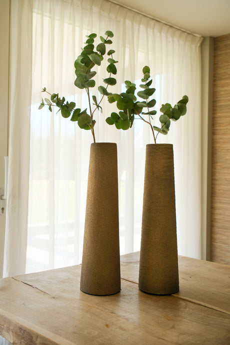 Hoge vaas Latte 40x12 cm van aardewerk naast een grotere vaas uit de STILL Collection
