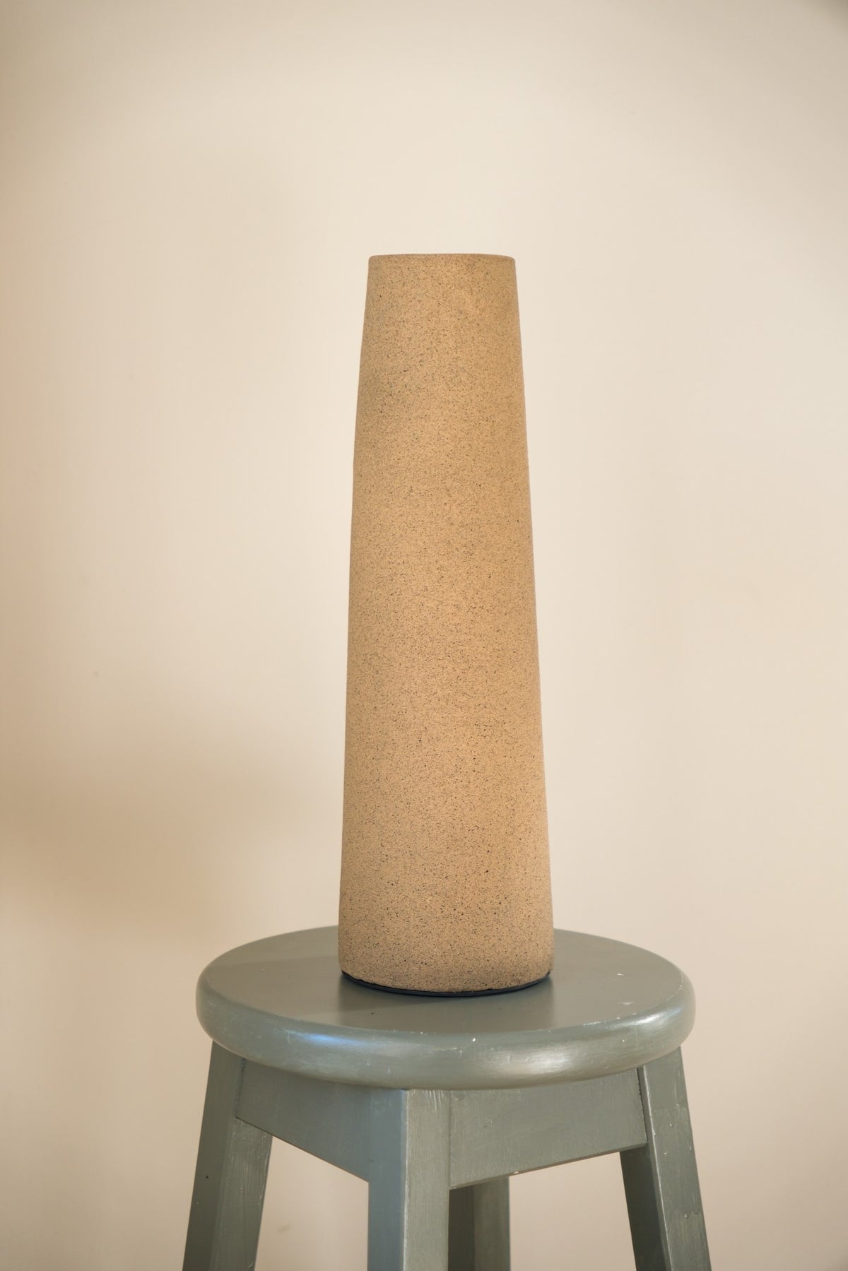 Hoge design vaas Latte 40x12 cm van aardewerk in een Japandi interieur