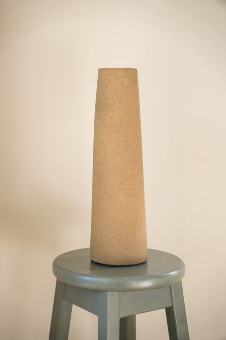 Hoge design vaas Latte 40x12 cm van aardewerk in een Japandi interieur