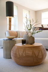 Organische platte vaas Latte 18x15 cm van aardewerk als decoratief object in een Japandi interieur