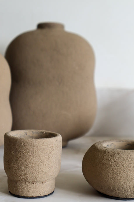 Organische platte vaas Latte gecombineerd met aardewerk woonaccessoires in een Japandi interieur