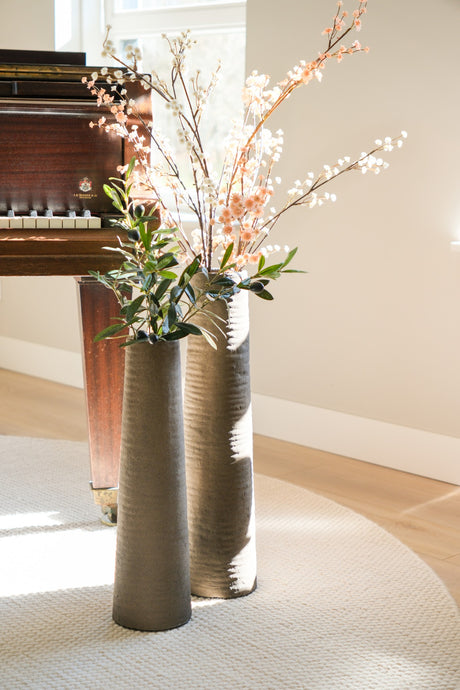 Geribbelde vaas Light 50x14 cm van aardewerk met droogbloemen uit de STILL Collection