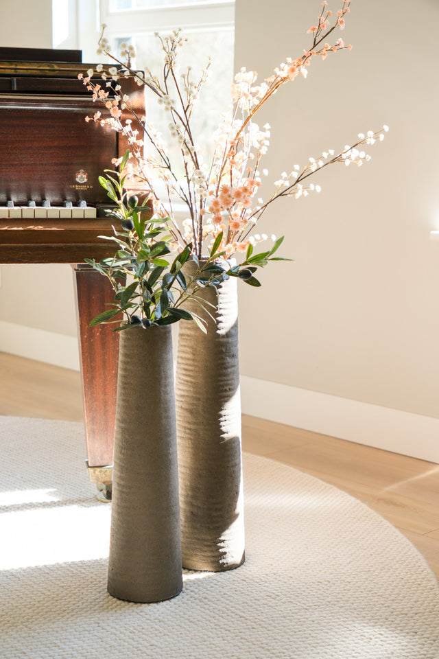 Geribbelde vaas Light 50x14 cm van aardewerk met droogbloemen uit de STILL Collection