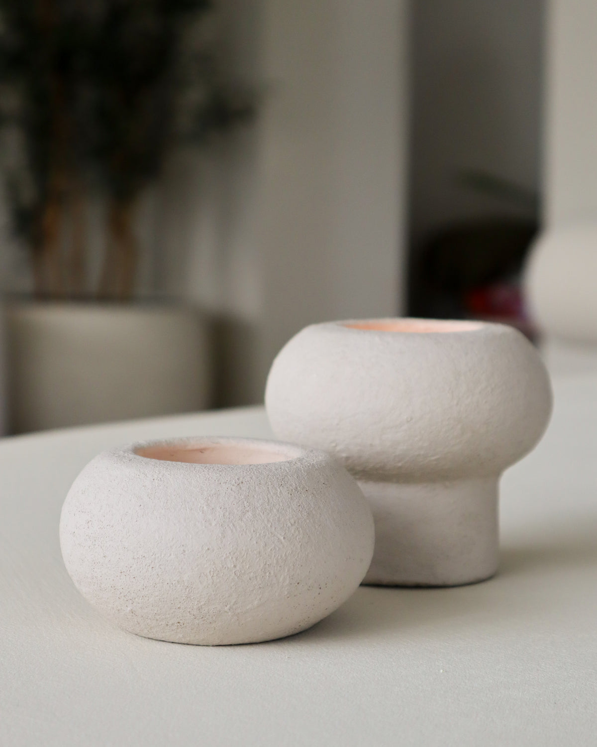 Beige waxinelichthouders van aardewerk uit de STILL Collection