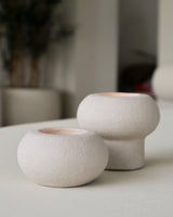 Beige waxinelichthouders van aardewerk uit de STILL Collection