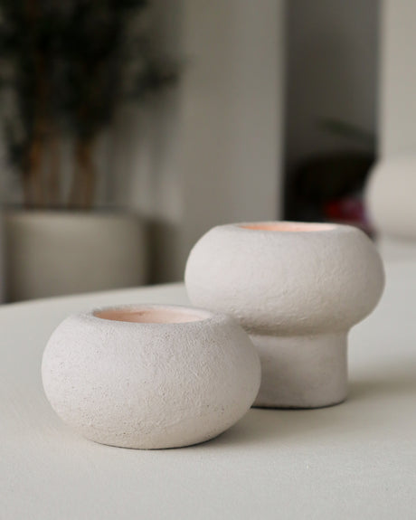 Beige waxinelichthouders van aardewerk uit de STILL Collection