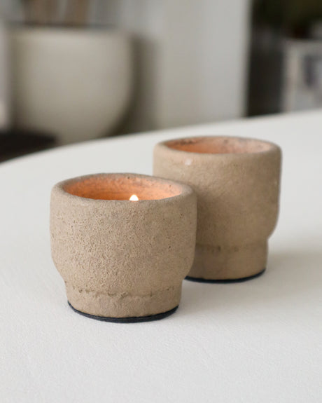 Waxinelichthouder set latte kleur van aardewerk op tafel van STILL