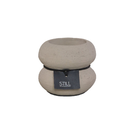Taupe waxinelichthouder van aardewerk 10x8 cm met brandend waxinelicht van STILL